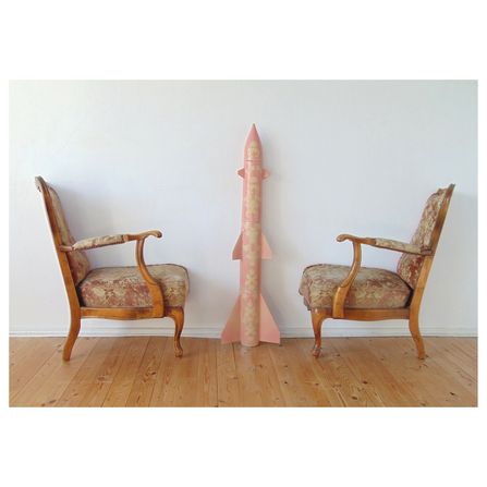 "Never ending story", Keramik, teilweise glasiert, Holz, Textil, 114 x 206 x 33